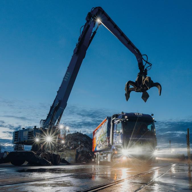 Kran-LKW mit Container im Einsatz – ALFA Recycling München